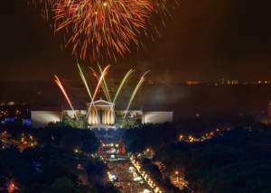 As the birthplace of America, Philadelphia knows how to shine. Fireworks blazing over the Philadelphia Museum of Art are a Fourth of July tradition during PhiladelphiaÕs multi-day Sunoco Welcome America! bash. Timed perfectly with exhilarating live music, the fireworks paint the skies over the Benjamin Franklin Parkway. Photo by G. Widman for GPTMC